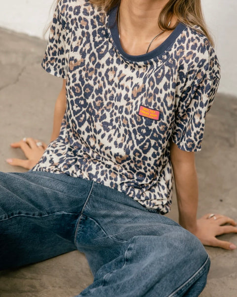 T-shirt imprimé léopard bleu Suria Leo Shine